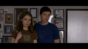 Annika und Christian in Bens Wohnung am Ende des Films. Man beachte Annikas T-Shirt.