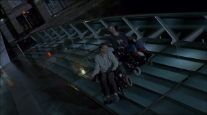 Michael und Rory lachend auf der Brücke gegen Ende des Films.
